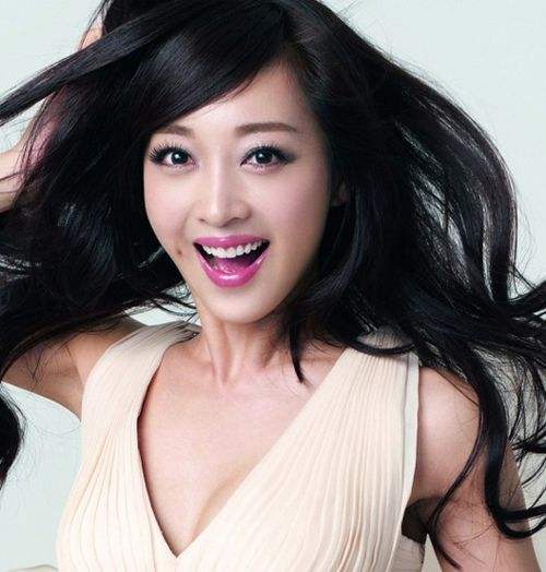 姜鸿为什么脸是歪的?姜鸿和黄小蕾很像的对 姜鸿为什么脸是歪的?姜鸿和黄小蕾很像的对