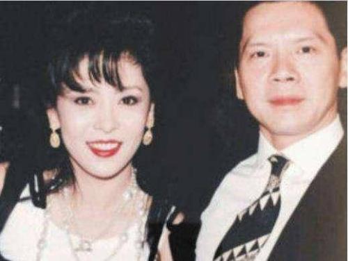 向太和向华强怎么认识的(向太向华强感情好)
