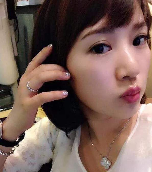 李念为什么爱炫富?李念是陈道明的女儿吗?(李念是陈道明的谁)