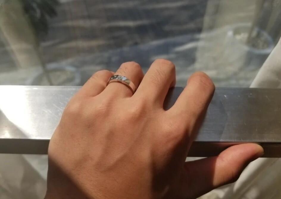 男生戴戒指给人的感觉俗气恶心?喜欢戴戒指的男生性格如何 本文共(900字)