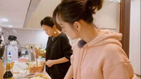 邓莎和包文婧认识吗是什么关系?邓莎的富二
