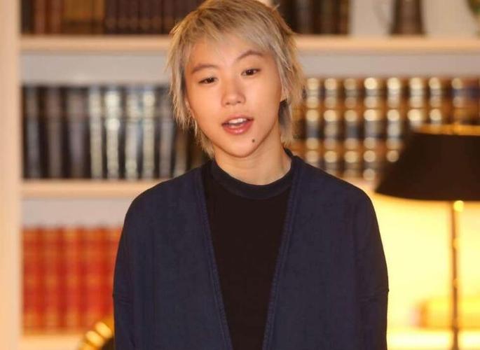 窦靖童承认出柜,谢霆锋公开复婚(杨紫感情) 本文共(2489字)