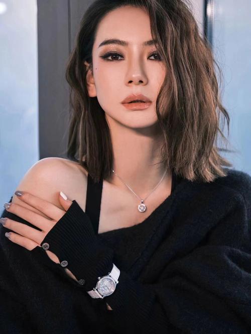 戚薇短发图片,2021年流行的发型(胖圆脸女生适合什么发型) 本文共(2887字)