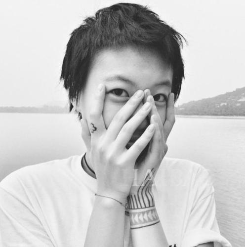 窦靖童承认出柜,谢霆锋公开复婚(杨紫感情) 本文共(2489字)