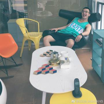 红花会小白是富二代吗?红花会小白是同性恋(红花会小白这几年经历了什么)