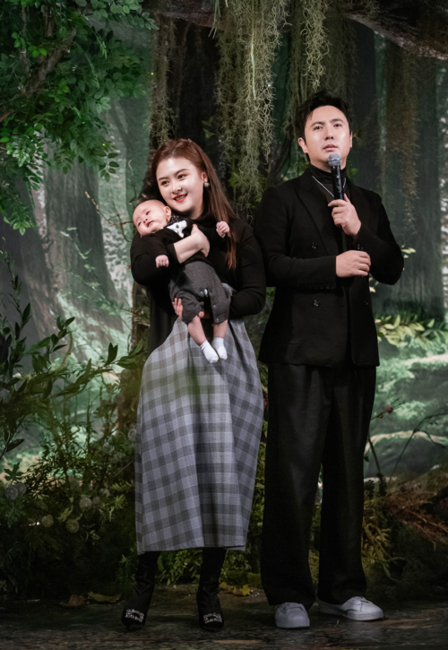 沈腾晒结婚证,朋友圈晒结婚证幽默句子(男生幽默晒领证) 本文共(3895字)