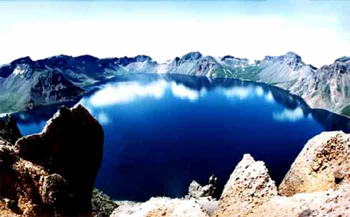 长白山天池是怎么形成的?长白山天池是活火山吗 本文共(1344字)