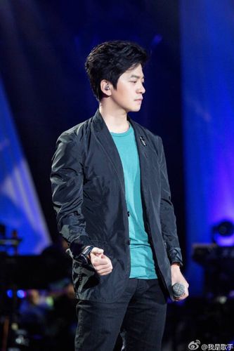 李健经纪人,单依纯夺冠后李健拥抱(李健选择单依纯)