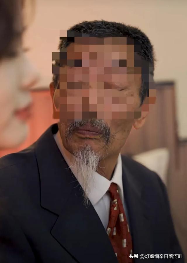 妙龄女网红为了增粉，与七十岁老大爷直播爷孙恋全过程：以身入局