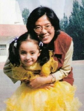 杨幂小时候的照片,杨幂是我小学时(杨幂上学的时候的照片)