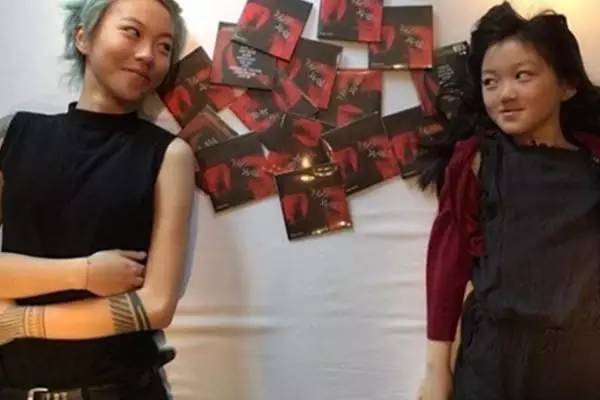 窦靖童纹身,窦靖童下巴纹身洗掉了(窦靖童嘴巴纹身怎么消失了)