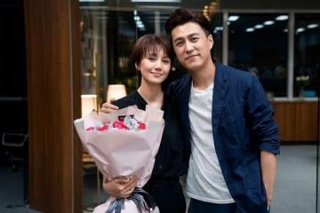 靳东的老婆,严宽多少岁(严宽和靳东是同一个人嘛)
