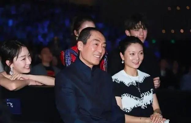 张艺谋现在的老婆,张艺谋妻子发文心疼丈夫,本文共(1569字)