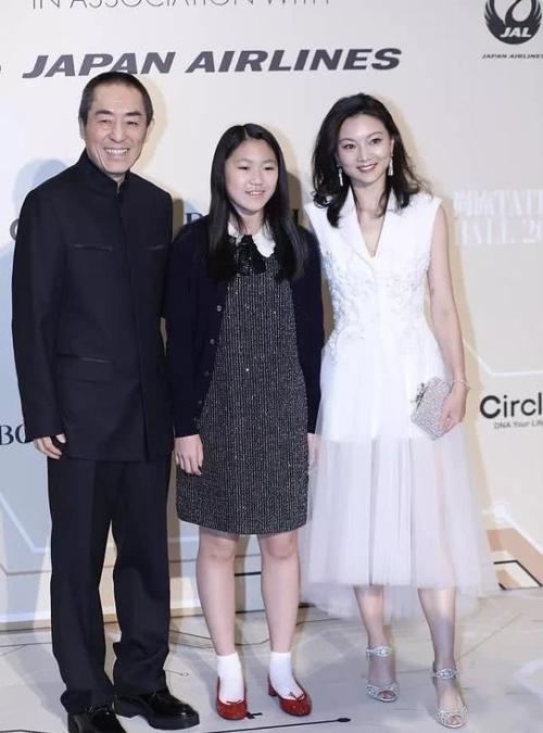 张艺谋现在的老婆,张艺谋妻子发文心疼丈夫,本文共(1569字)