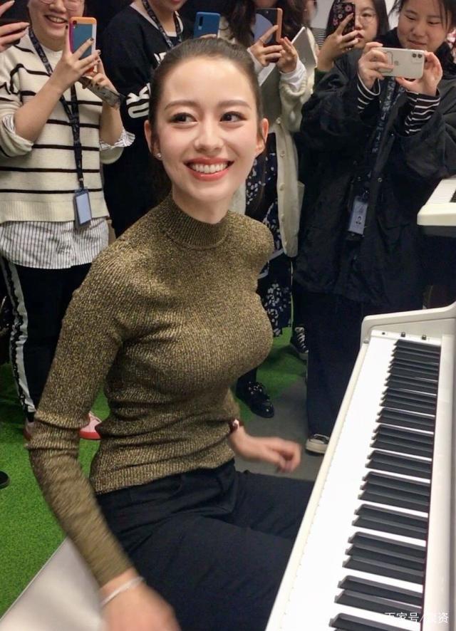 朗朗比吉娜爱丽丝大几岁,吉娜爱丽(吉娜比朗朗小几岁)
