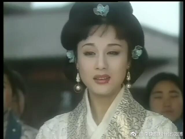 李建群黄圣依很像对比照