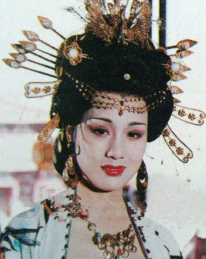 李建群黄圣依很像对比照