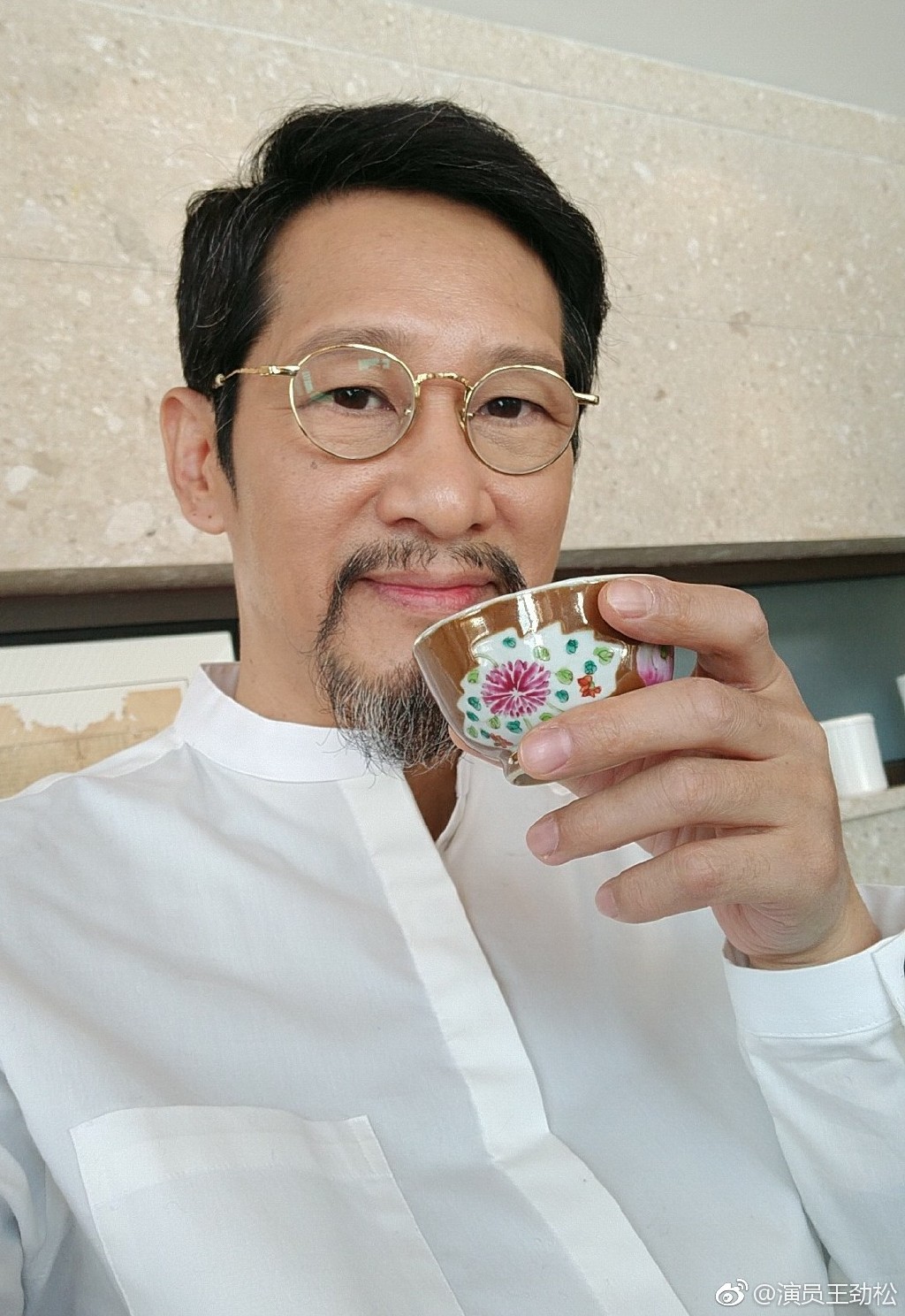 王劲松演天乩时嘴怎么歪了