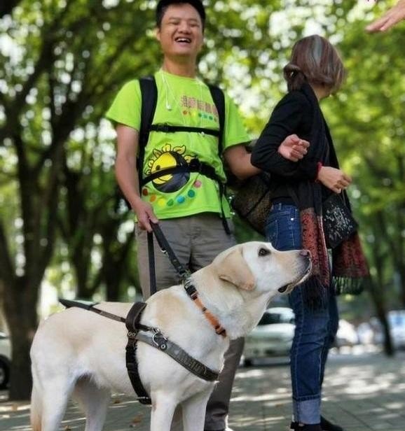 盲人阿明最火的歌_求一首关于盲人的歌注:MV里歌手是带着眼罩的 盲人阿明最火的歌_求一首关于盲人的歌注:MV里歌手是带着眼罩的 - 爱唱歌