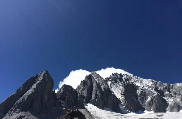 两岸原上停不住的美是哪首歌的歌词_18岁去哪旅行最好 两岸原上停不住的美是哪首歌的歌词_18岁去哪旅行最好 - 爱唱歌