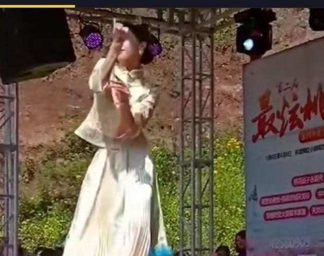 谁知道《福星高照》成龙,洪金宝那个电影的结尾曲。是粤语女声唱的。叫什么名字啊。谢谢,粤语歌曲陈龙 谁知道《福星高照》成龙,洪金宝那个电影的结尾曲。是粤语女声唱的。叫什么名字啊。谢谢,粤语歌曲陈龙 - 爱唱歌