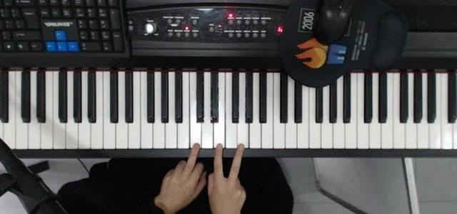 钢琴如何配简单的和弦,超简单的网络歌曲钢琴谱 钢琴如何配简单的和弦,超简单的网络歌曲钢琴谱 - 爱唱歌