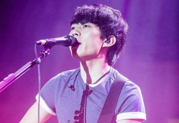 退出抖音后怎么取消红色的麦克风图标 退出抖音后怎么取消红色的麦克风图标 - 爱唱歌