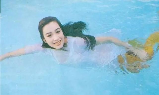 《美人鱼》的主题曲是不是有一首叫做“一个人的生活” 《美人鱼》的主题曲是不是有一首叫做“一个人的生活” - 爱唱歌