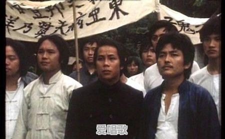 小女孩在家翻唱流行歌曲 小女孩在家翻唱流行歌曲 - 爱唱歌