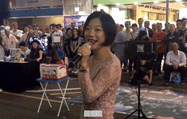 香港街头女艺人小龙女是谁 - 爱唱歌