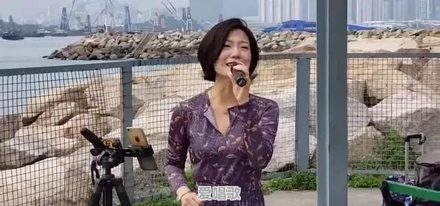 香港街头女艺人小龙女是谁 - 爱唱歌