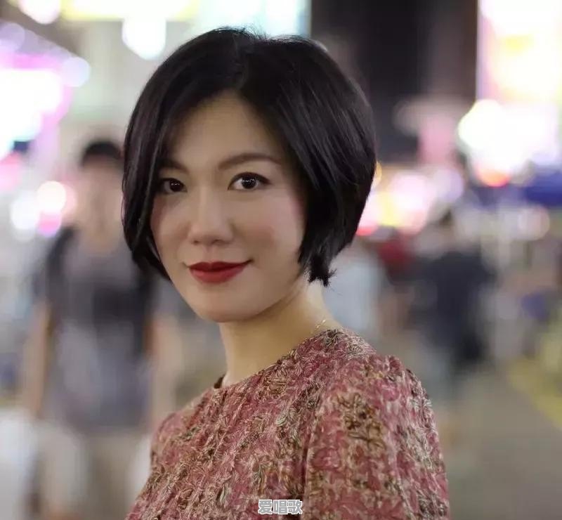香港街头女艺人小龙女是谁 - 爱唱歌
