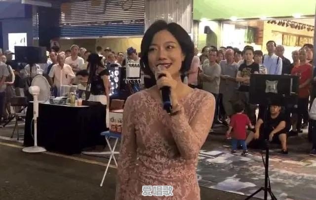 香港街头女艺人小龙女是谁 - 爱唱歌