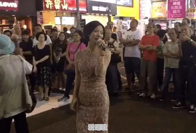 香港街头女艺人小龙女是谁 - 爱唱歌