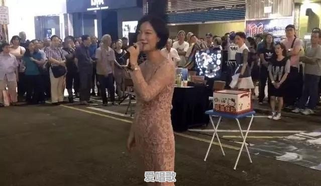香港街头女艺人小龙女是谁 - 爱唱歌