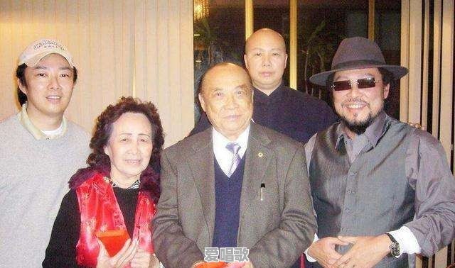 费玉清与哥哥张菲为何不同姓 费玉清与哥哥张菲为何不同姓 - 爱唱歌