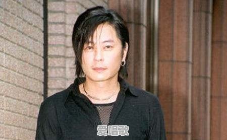 传闻王杰是被下毒，不了解王杰的人都以为只坏了嗓子，其实他当时视力和脏器都受损，头发都快掉光了知道吗 - 爱唱歌