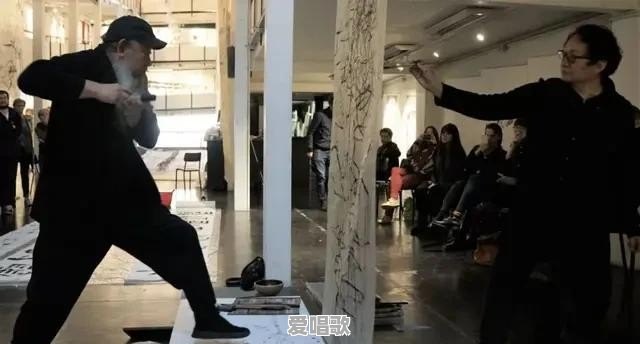 如何看待90后美女蒋涵萱的人体书法，这真的是艺术吗 - 爱唱歌