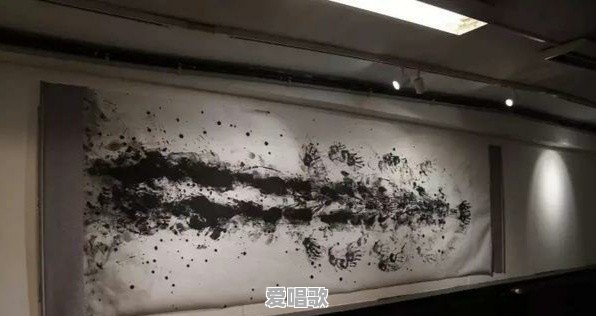 如何看待90后美女蒋涵萱的人体书法，这真的是艺术吗 - 爱唱歌