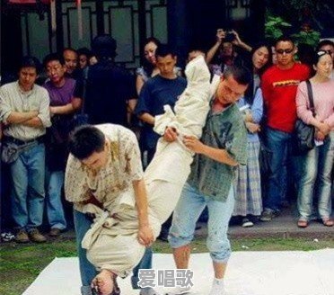 如何看待90后美女蒋涵萱的人体书法，这真的是艺术吗 - 爱唱歌