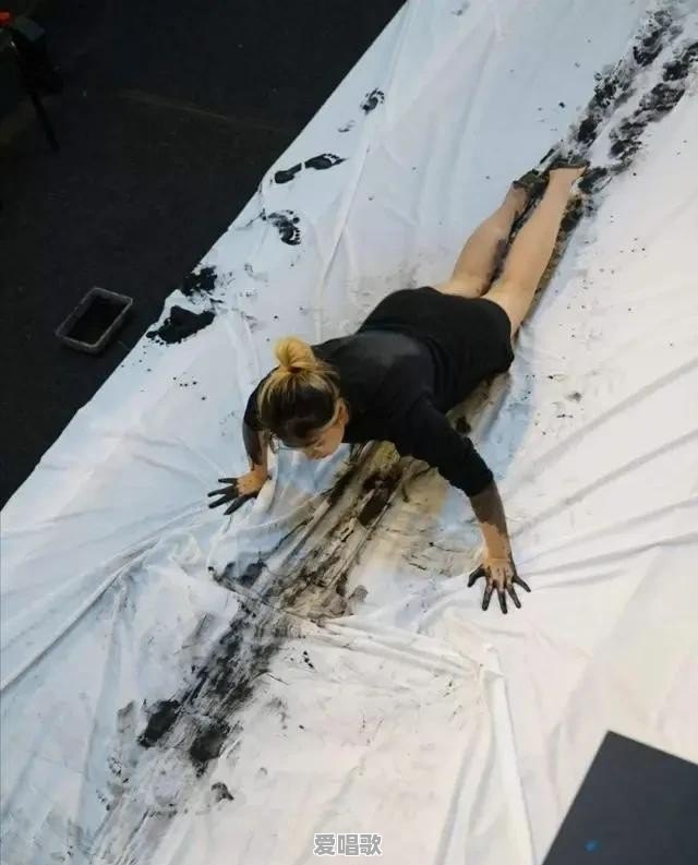如何看待90后美女蒋涵萱的人体书法，这真的是艺术吗 - 爱唱歌
