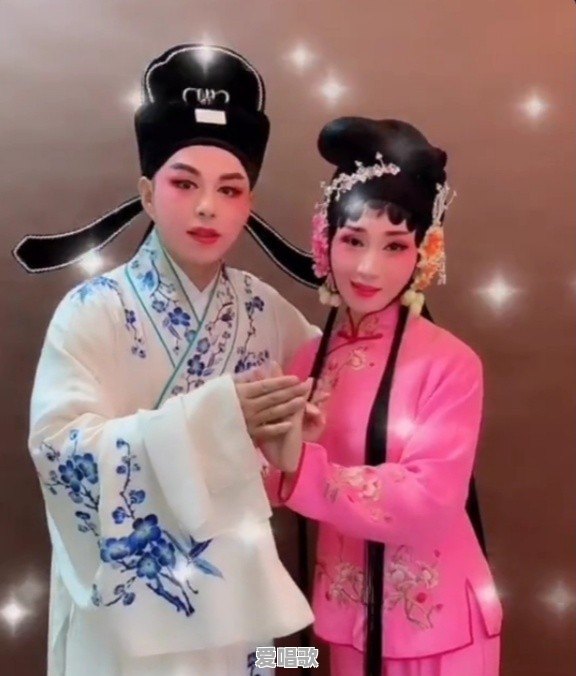 跟领导唱歌，他用方言唱，还麦霸！人不多，我老忍不住笑，咋办 - 爱唱歌