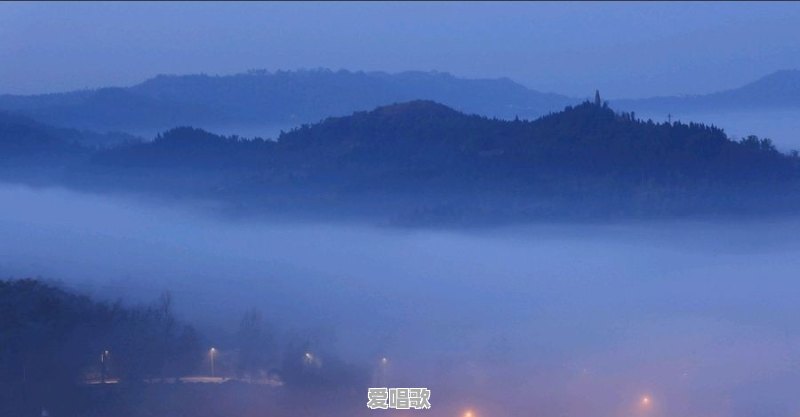 跟领导唱歌，他用方言唱，还麦霸！人不多，我老忍不住笑，咋办 - 爱唱歌