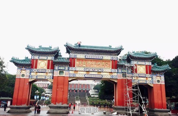 跟领导唱歌，他用方言唱，还麦霸！人不多，我老忍不住笑，咋办 - 爱唱歌