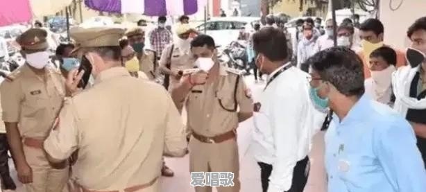 印度17岁女孩在公务员考场遭12名男子侵犯，为何现场无人制止 - 爱唱歌