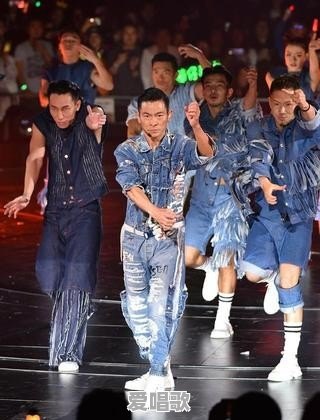 400万网红歌手 400万网红歌手 - 爱唱歌