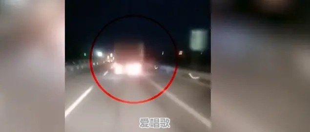 高速直播出车祸致妻儿双亡,男子现场跪地痛哭,你怎么看 高速直播出车祸致妻儿双亡,男子现场跪地痛哭,你怎么看 - 爱唱歌