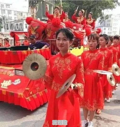 如何看待“著名歌手老狼沦落到饭店卖唱,好友高晓松为何不出手帮忙” 如何看待“著名歌手老狼沦落到饭店卖唱,好友高晓松为何不出手帮忙” - 爱唱歌