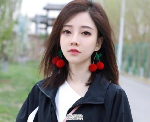 冯提莫不愧是“第一网红”,开演唱会排场很大,何炅亲自送祝福,你有何看法 冯提莫不愧是“第一网红”,开演唱会排场很大,何炅亲自送祝福,你有何看法 - 爱唱歌