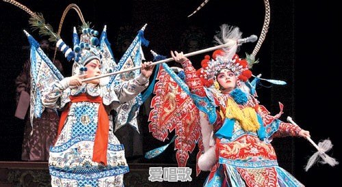 戏曲唱腔与现代流行歌中包含的戏腔有何区别 - 爱唱歌